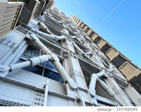 耐震ブレースが設置された古い団地の建物 137768595