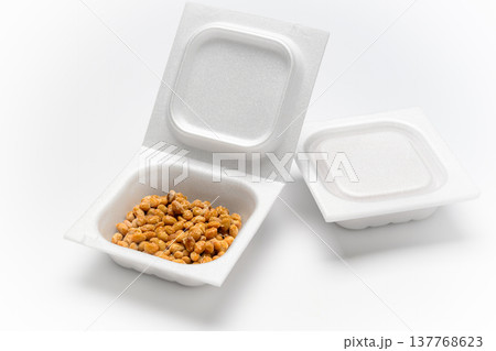 発酵食品の納豆を白背景で撮影 発酵食品の納豆を白背景で撮影 137768623