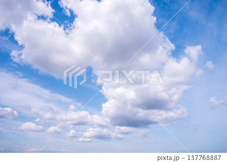 青空に浮かぶ白い雲《雲の風景素材》 青空に浮かぶ白い雲《雲の風景素材》 137768887