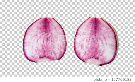 Cross-section of a red turnip, macro photography, transparent background image. 137769188
