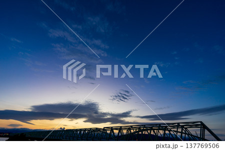 鉄橋,橋,夕焼け,夕暮れ,トラス橋,日本の風景,川の橋,夕方の空,シルエット,風景 137769506
