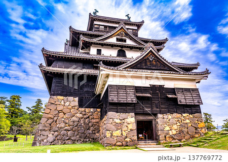 【日本100名城】松江城の秋の風景 本丸から見た国宝天守4 島根県松江市 【日本100名城】松江城の秋の風景 本丸から見た国宝天守4 島根県松江市 137769772