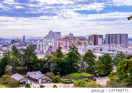 【日本100名城】松江城の秋の風景 本丸から見た松江市街2 島根県松江市 【日本100名城】松江城の秋の風景 本丸から見た松江市街2 島根県松江市 137769775