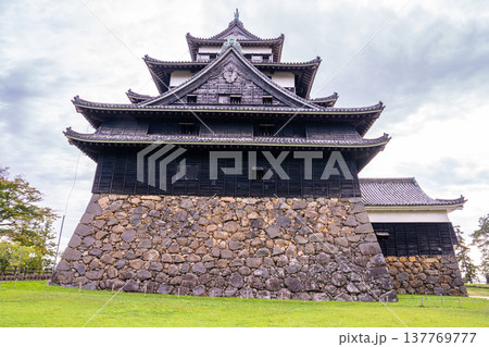 【日本100名城】松江城の秋の風景　本丸から見た国宝天守6　島根県松江市 137769777