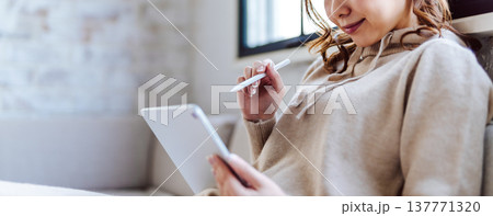 タブレットで描画する女性のクローズアップ タブレットで描画する女性のクローズアップ 137771320