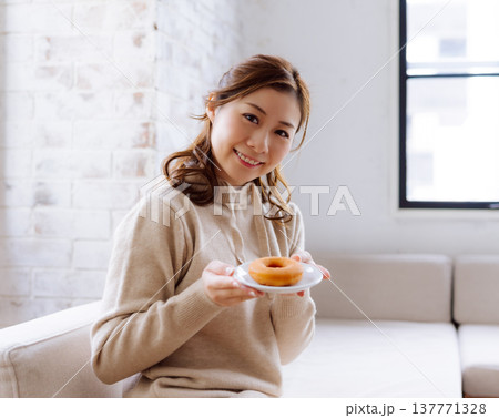ドーナツを持つ笑顔の日本人女性 ドーナツを持つ笑顔の日本人女性 137771328
