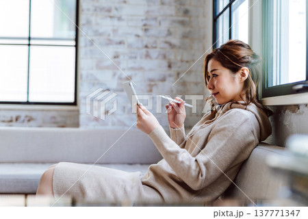 タブレットで作業するクリエイティブな女性 タブレットで作業するクリエイティブな女性 137771347