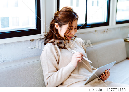 タブレットで創作活動をする女性 タブレットで創作活動をする女性 137771353