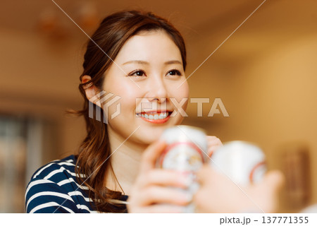 ビールで乾杯する笑顔の女性 137771355