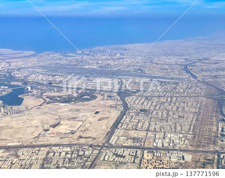 ドバイ空港離陸直後の機内より眺めるドバイ市街 ドバイ空港離陸直後の機内より眺めるドバイ市街 137771596
