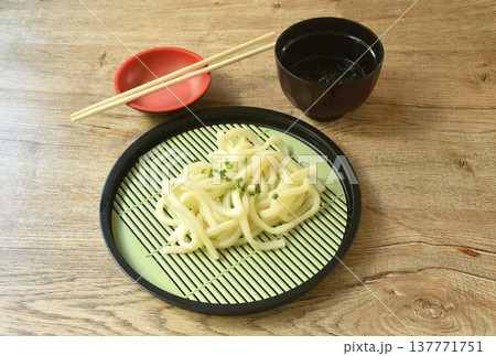Zaru Udon cold Japanese rice noodles topping chop seaweed dipping shoyu sauce with slice spring onion on plate Zaru Udon cold Japanese rice noodles topping chop seaweed dipping shoyu sauce with slice spring onion on plate 137771751