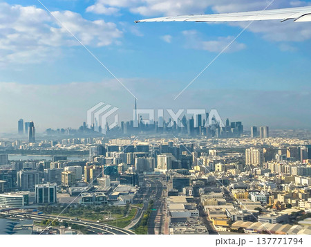 ドバイ空港離陸直後の機内より眺めるドバイ市街 137771794