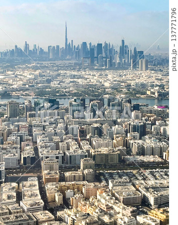 ドバイ空港離陸直後の機内より眺めるドバイ市街 ドバイ空港離陸直後の機内より眺めるドバイ市街 137771796