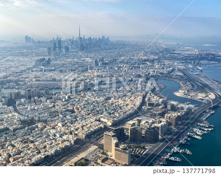 ドバイ空港離陸直後の機内より眺めるドバイ市街 137771798