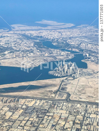 ドバイ空港離陸直後の機内より眺めるドバイ市街 ドバイ空港離陸直後の機内より眺めるドバイ市街 137771803