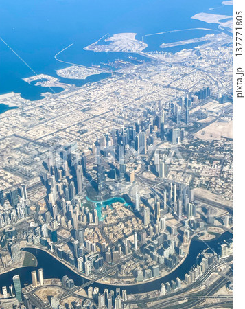 ドバイ空港離陸直後の機内より眺めるドバイ市街 137771805