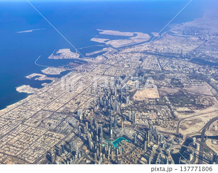 ドバイ空港離陸直後の機内より眺めるドバイ市街 ドバイ空港離陸直後の機内より眺めるドバイ市街 137771806