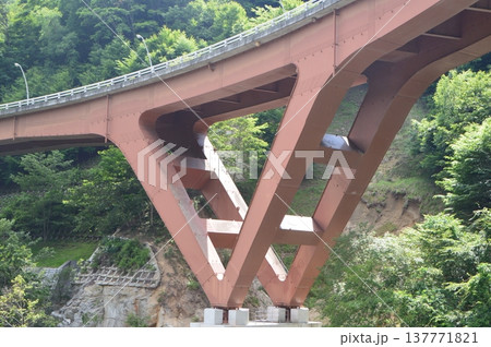 西沢大橋の橋脚(山梨県山梨市) 西沢大橋の橋脚(山梨県山梨市) 137771821