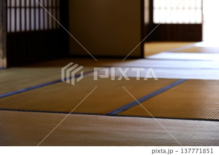 光が差し込む和室の畳の部屋 光が差し込む和室の畳の部屋 137771851