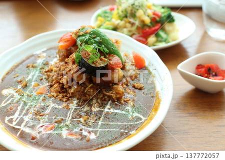 野菜トッピングのスパイスカレー Curry plate with vegetables 野菜トッピングのスパイスカレー Curry plate with vegetables 137772057