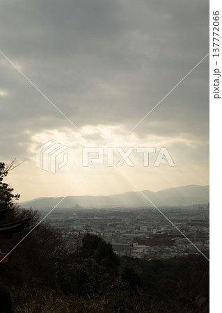 雲間から差す光と街並み Sun rays over cityscape 雲間から差す光と街並み Sun rays over cityscape 137772066
