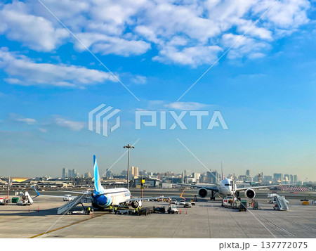 ドバイ空港で出発準備中のフライ・ドバイB737 ドバイ空港で出発準備中のフライ・ドバイB737 137772075