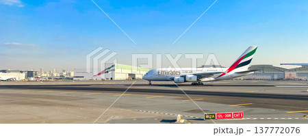 ドバイ空港で滑走路に向かうエミレーツ航空機A380 137772076