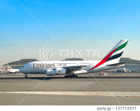 ドバイ空港で滑走路に向かうエミレーツ航空機A380 ドバイ空港で滑走路に向かうエミレーツ航空機A380 137772077