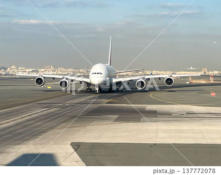 ドバイ空港で滑走路に向かうエミレーツ航空機A380 ドバイ空港で滑走路に向かうエミレーツ航空機A380 137772078