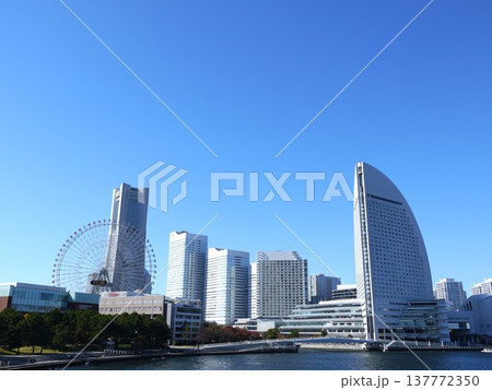 横浜ハンマーヘッドから見たみなとみらい 横浜ハンマーヘッドから見たみなとみらい 137772350