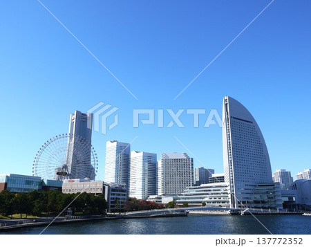みなとみらいの横浜ランドマークタワー みなとみらいの横浜ランドマークタワー 137772352