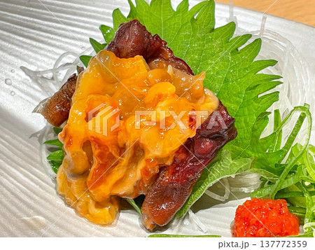 新鮮な三陸産ほやの刺身 137772359