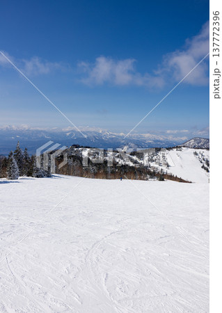 長野県、冬の志賀高原の雪景色 137772396