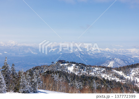 長野県、冬の志賀高原の雪景色 137772399