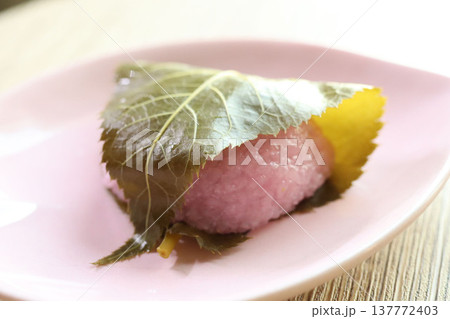 桜餅 Japanese sakura mochi rice cake 137772403
