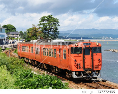 氷見線　雨晴海岸を行くキハ47普通列車 137772435