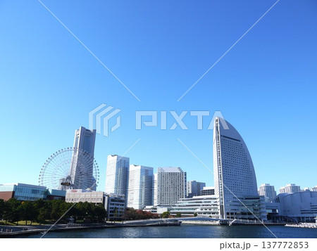 青空が広がるみなとみらい 137772853