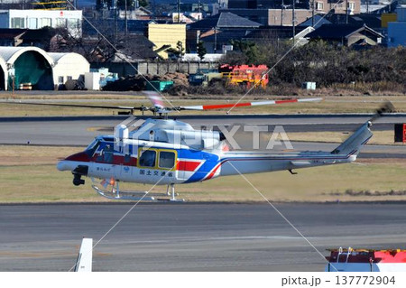離陸した災害対策用ヘリコプター 137772904