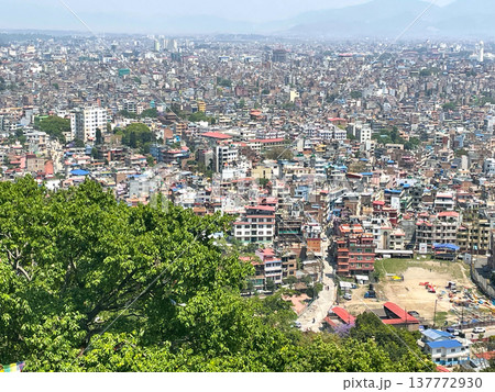 ネパール・カトマンズ　スワヤンブナート寺院より眺めるカトマンズ市街 137772930