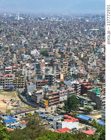ネパール・カトマンズ　スワヤンブナート寺院より眺めるカトマンズ市街 137772931