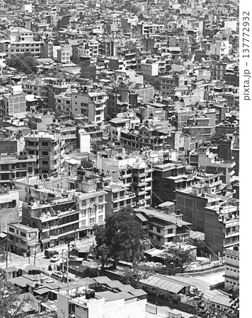 ネパール・カトマンズ スワヤンブナート寺院より眺めるカトマンズ市街 ネパール・カトマンズ スワヤンブナート寺院より眺めるカトマンズ市街 137772932