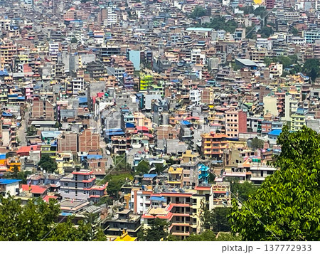 ネパール・カトマンズ　スワヤンブナート寺院より眺めるカトマンズ市街 137772933