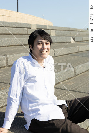 30代 男性 笑顔 ポートレート 30代 男性 笑顔 ポートレート 137773168