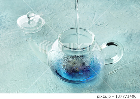 Blue tea, an infusion of butterfly pea flowers, hot water being poured 137773406