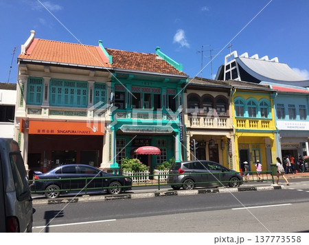 シンガポールのカラフルなプラナカン様式ショップハウスの街並み シンガポールのカラフルなプラナカン様式ショップハウスの街並み 137773558