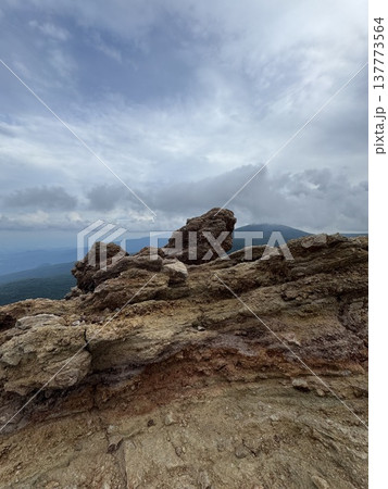 天にそびえる岩肌 137773564