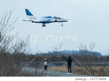 ブルーインパルス基地上空訓練(冬季早朝) ブルーインパルス基地上空訓練(冬季早朝) 137773600