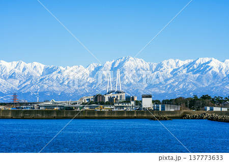 奈呉の浦大橋から眺める新湊大橋と立山連峰の絶景 137773633