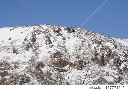 青空に映える残雪の那須連山・茶臼岳の冬景色（栃木県那須町） 137773645