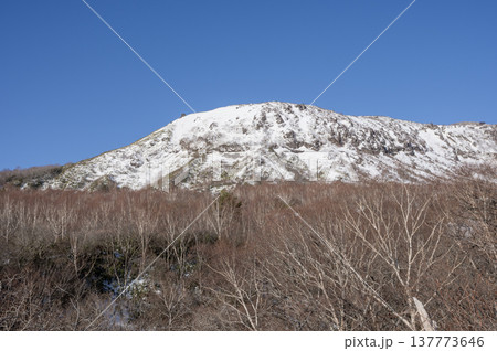 青空に映える残雪の那須連山・茶臼岳の冬景色（栃木県那須町） 137773646